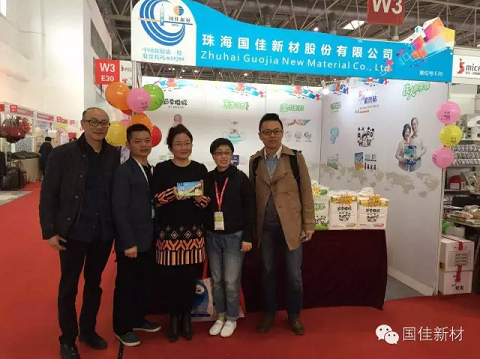 中国婴童网总经理张文婷女士（中）在AG官方登录入口·(中国)展位现场