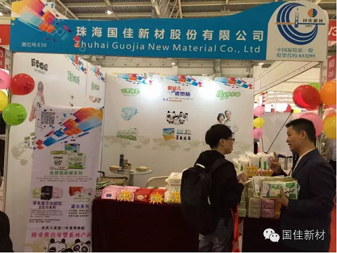 AG官方登录入口·(中国)市场部负责人向客户介绍AG官方登录入口·(中国)产品