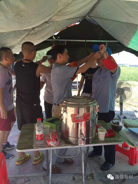 兵兵药业工作人员给巡堤专防员贴上兵兵降温贴