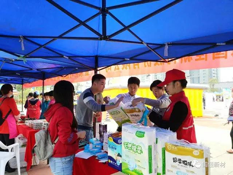现场客户在AG官方登录入口·(中国)展位咨询兵兵纸尿裤